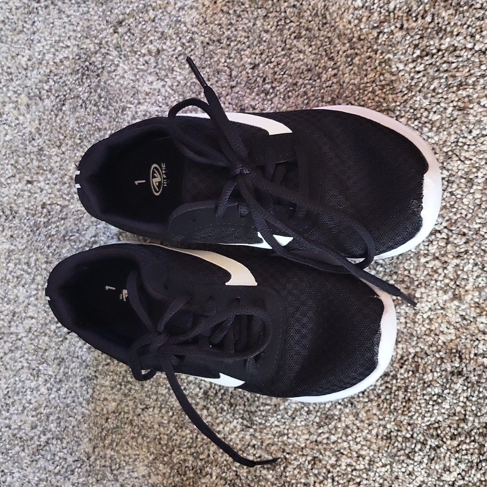 Boys tennis shoes
